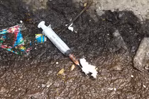 Ảnh: Kinh hãi phố Gầm Cầu nhan nhản kim tiêm dính máu