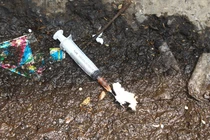 Ảnh: Kinh hãi phố Gầm Cầu nhan nhản kim tiêm dính máu