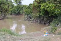 Trượt chân ngã xuống suối, một học sinh chết đuối