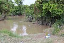 Trượt chân ngã xuống suối, một học sinh chết đuối