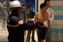 Người đàn ông tự cắt bộ phận sinh dục, đòi nhảy từ tầng 23 xuống đất