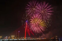 Video pháo hoa rực rỡ bừng sáng bầu trời Đà Nẵng 