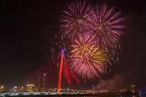 Video pháo hoa rực rỡ bừng sáng bầu trời Đà Nẵng 