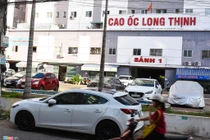 Cận cảnh hàng loạt ô tô bủa vây chung cư dành cho người thu nhập thấp 