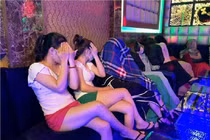 Nhân viên karaoke sẽ phải đeo biển tên từ tháng 9