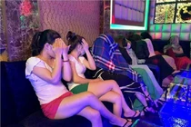 Nhân viên karaoke sẽ phải đeo biển tên từ tháng 9