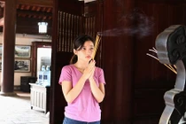 Ảnh: Sĩ tử ùn ùn đến Văn Miếu cầu may để vượt vũ môn