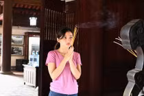 Ảnh: Sĩ tử ùn ùn đến Văn Miếu cầu may để vượt vũ môn