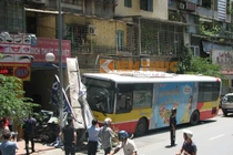 Xe buýt lao lên vỉa hè, đâm nát nhiều xe máy