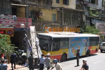 Xe buýt lao lên vỉa hè, đâm nát nhiều xe máy