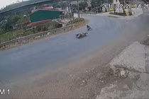 Video: Khúc cua "tử thần" khiến xe máy cứ đi qua là ngã