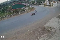 Video: Khúc cua "tử thần" khiến xe máy cứ đi qua là ngã