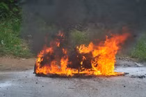 Thiếu nữ ngồi khóc nhìn xe Honda Lead cháy ngùn ngụt