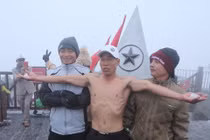 Cởi trần nghịch tuyết, thách thức giá lạnh trên đỉnh Fansipan