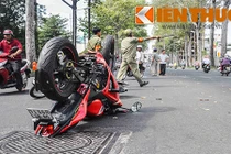 Bị xe máy “hạ đo ván”, mô tô PKL lật ngược giữa phố