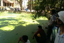 Xác cô gái trẻ nổi trong hồ đình làng ở Hà Nội