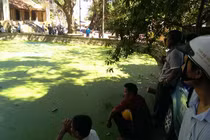 Xác cô gái trẻ nổi trong hồ đình làng ở Hà Nội