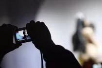 Đọc gì hôm nay 28/2: Dùng clip "nóng" tống tiền bạn gái