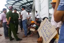 Vì sao nhà thầu TTTM Hòa Bình Green nợ lương hơn 100 công nhân?