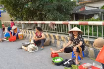 Thách thức "tử thần", người dân họp chợ ngay trên cầu