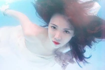 Nữ đạo diễn 9X xinh đẹp trong bộ ảnh chụp dưới nước