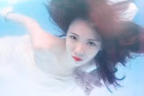 Nữ đạo diễn 9X xinh đẹp trong bộ ảnh chụp dưới nước