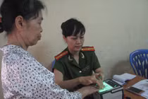 Đến từng nhà dân cấp CMT cho người già yếu, tàn tật