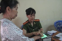 Đến từng nhà dân cấp CMT cho người già yếu, tàn tật