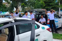 Hàng trăm tài xế taxi ngừng đón khách ở sân bay phản đối Grab