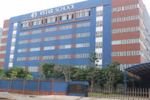 Trường VStar đuổi học sinh vì mẹ chê đồng phục: Có phạm luật?