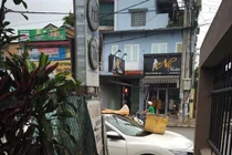 Tranh luận vụ cụ già đổ sơn đỏ lên xe ô tô màu trắng đỗ trước cửa nhà