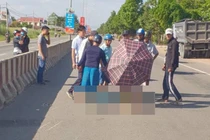 Người dân đau xót, dùng ô che thi thể dân quân tử vong do TNGT