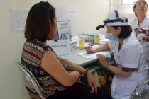 Dân đổ đi khám sau thông tin rò rỉ thủy ngân vụ cháy Công ty Rạng Đông