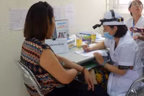 Dân đổ đi khám sau thông tin rò rỉ thủy ngân vụ cháy Công ty Rạng Đông