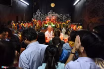 Chùa Ngọc Hoàng đông nghẹt người tới cầu tình duyên, con cái