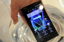 Các bước "cấp cứu" smartphone bị rơi xuống nước