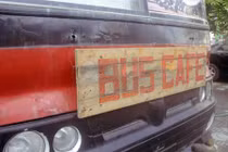 Quán cà phê bus khác lạ giữa Hà Nội hút khách trẻ