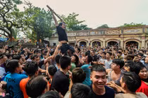 Đánh nhau túi bụi trong lễ hội giật cây bông 