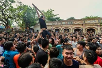 Đánh nhau túi bụi trong lễ hội giật cây bông 