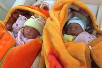 Xót thương cặp song sinh vừa ra đời đã mồ côi mẹ