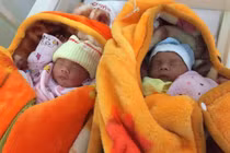 Xót thương cặp song sinh vừa ra đời đã mồ côi mẹ