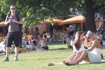 Cười té ghế với cảnh troll chụp hình phun nước