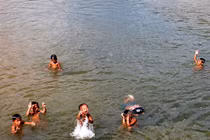 4 học sinh bị điện giật khi tắm ao, 2 em tử vong