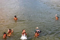 4 học sinh bị điện giật khi tắm ao, 2 em tử vong