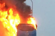 Huế: Xe khách bốc cháy dữ dội, hành khách hoảng loạn đập kính thoát thân