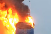 Huế: Xe khách bốc cháy dữ dội, hành khách hoảng loạn đập kính thoát thân