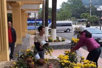 Phản cảm cảnh "hôi" hoa trang trí ở ga Đồng Đăng