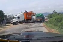 Video: Xe máy suýt chui gầm vì xe container vượt ẩu