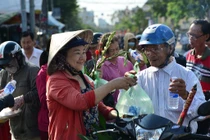 Hàng nghìn người phát đồ miễn phí cho khách đi chùa Bà Bình Dương