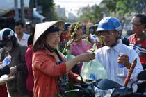 Hàng nghìn người phát đồ miễn phí cho khách đi chùa Bà Bình Dương